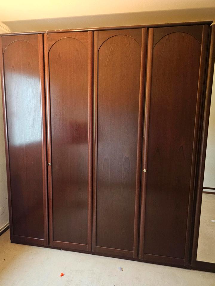 Großer Kleiderschrank mit Spiegel – abschließbar, 3 m Breite in Reinbek
