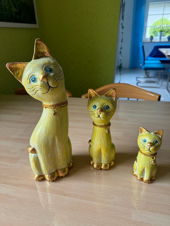 3 Katzen aus massiven Holz bemalt mit Glöckchen Gold Katzen liebe in Feuchtwangen