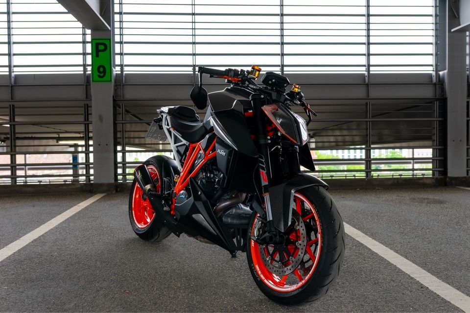 KTM 1290 Super Duke R 2017 2h. Um/Unfall frei / Scheckheft in Leipzig