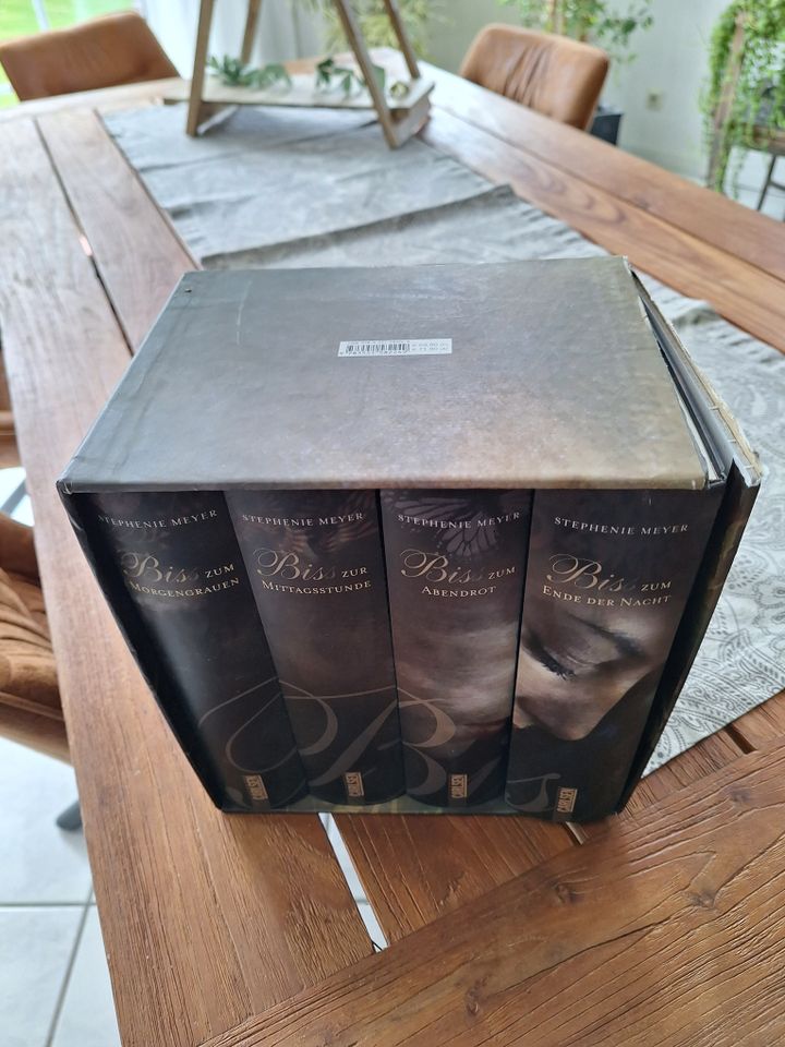 4 x Bücher von Stephenie Meyer Bücher Box Biss zum Morgengrauen in Rees