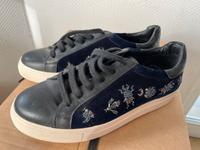 Red! Helen Billkrantz Sneaker, blau mit Perlen, Gr. 38 Hessen - Schöneck Vorschau