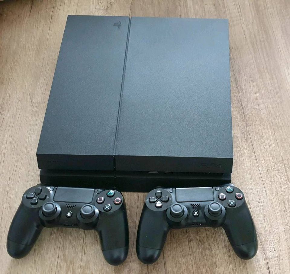 Playstation 4, mit 2 Controllern und allen Kabeln und 3 Spielen in Gelting Angeln