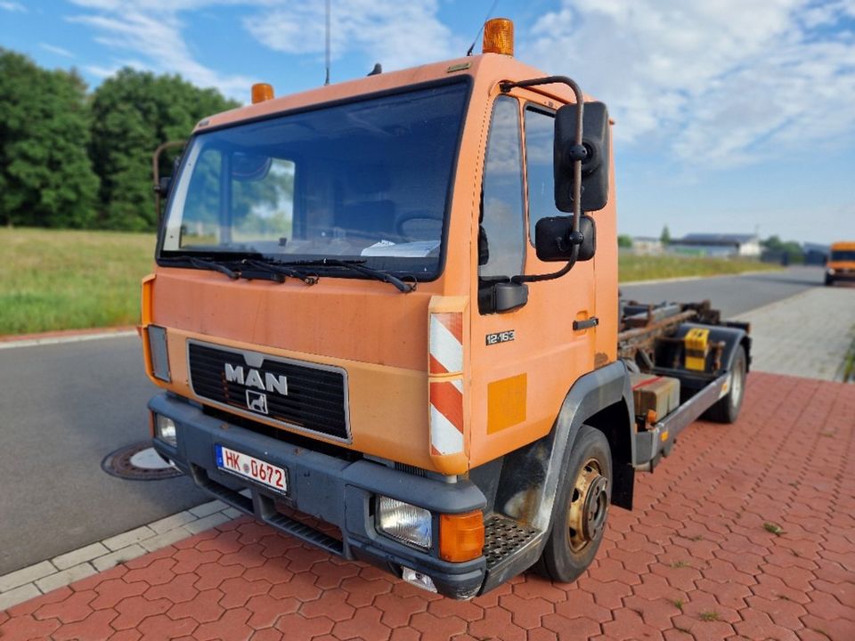 MAN L2000 12-163 Abrollkipper Hiab Multilift XR7 Container. in Schneverdingen