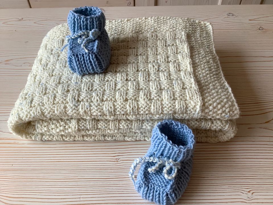 Handgestrickte grün türkis gelb melierte Babydecke Merinowolle in Hankensbüttel