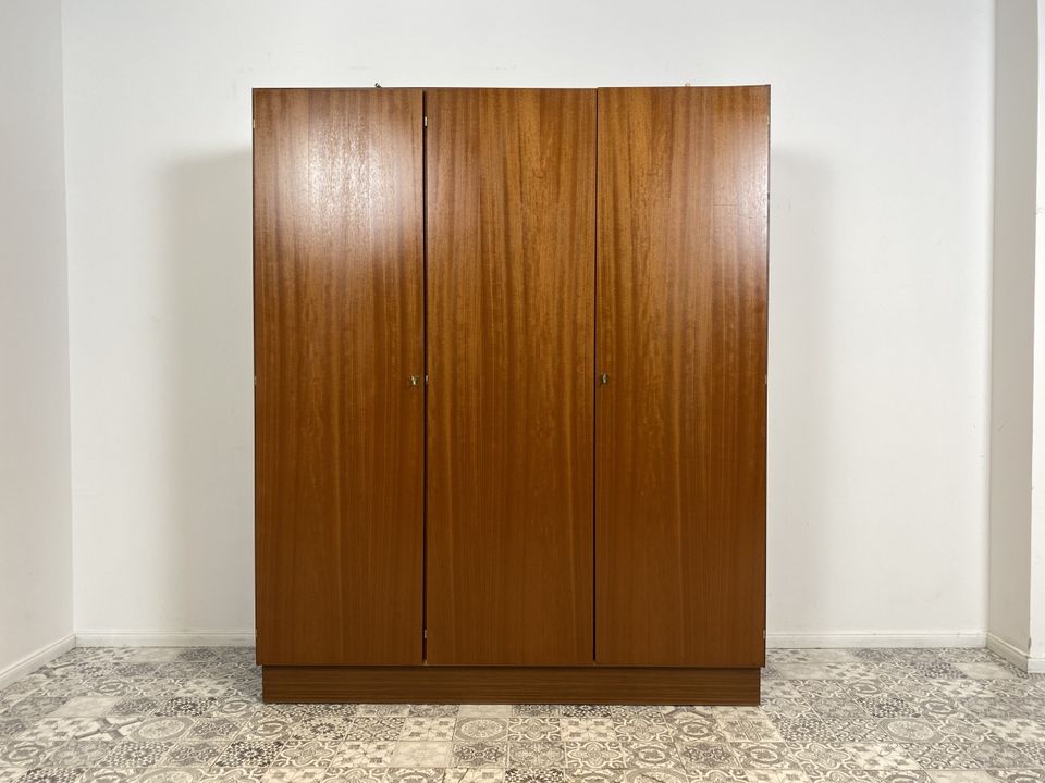 WMK Unaufdringlicher und sehr gut erhaltener 70er Jahre Kleiderschrank mit schönen Messingbeschlägen # Schrank Wäscheschrank Wardrobe Schlafzimmerschrank Retro Vintage DDR # Lieferung möglich in Berlin