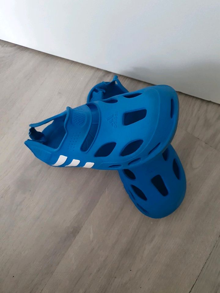 Clogs adidas wasserschuhe gr.33/34 in Essen