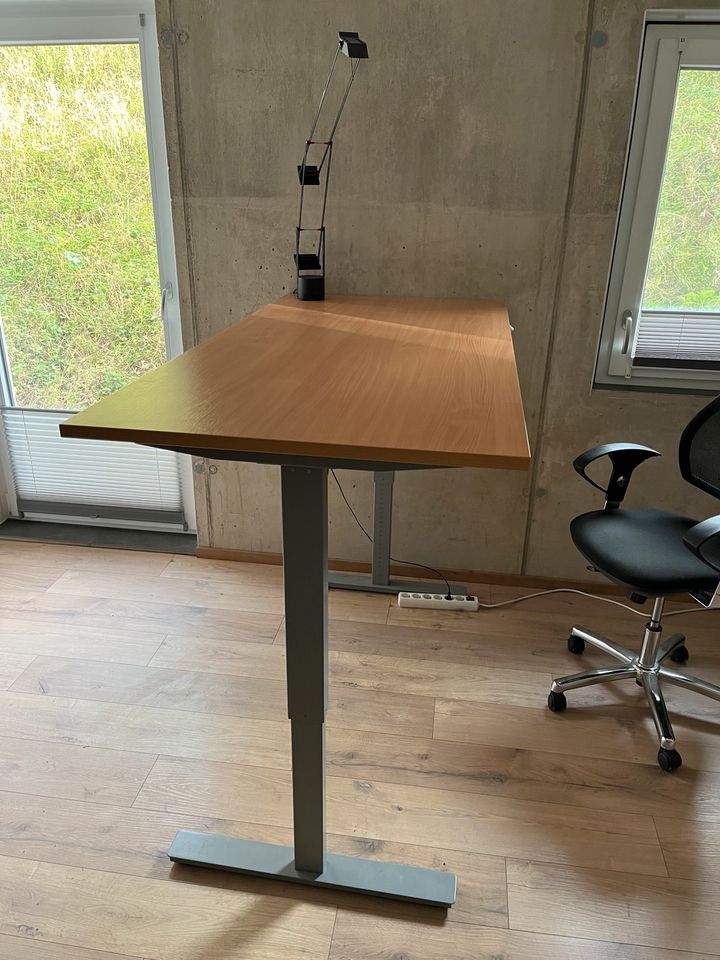 Höhenverstellbarer Schreibtisch mit Kurbel in Staudach-Egerndach