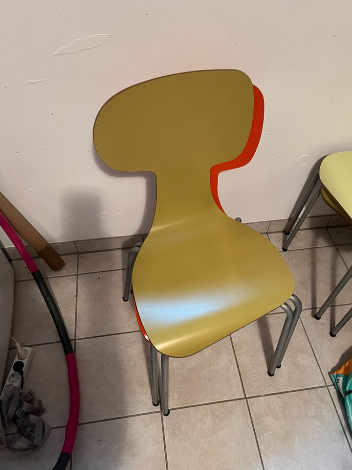 Stühle in verschiedenen Farben in Türkheim