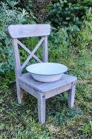 Kleiner Stuhl mit Emaille Schüssel zum bepflanzen - Garten Deko Brandenburg - Milower Land Vorschau