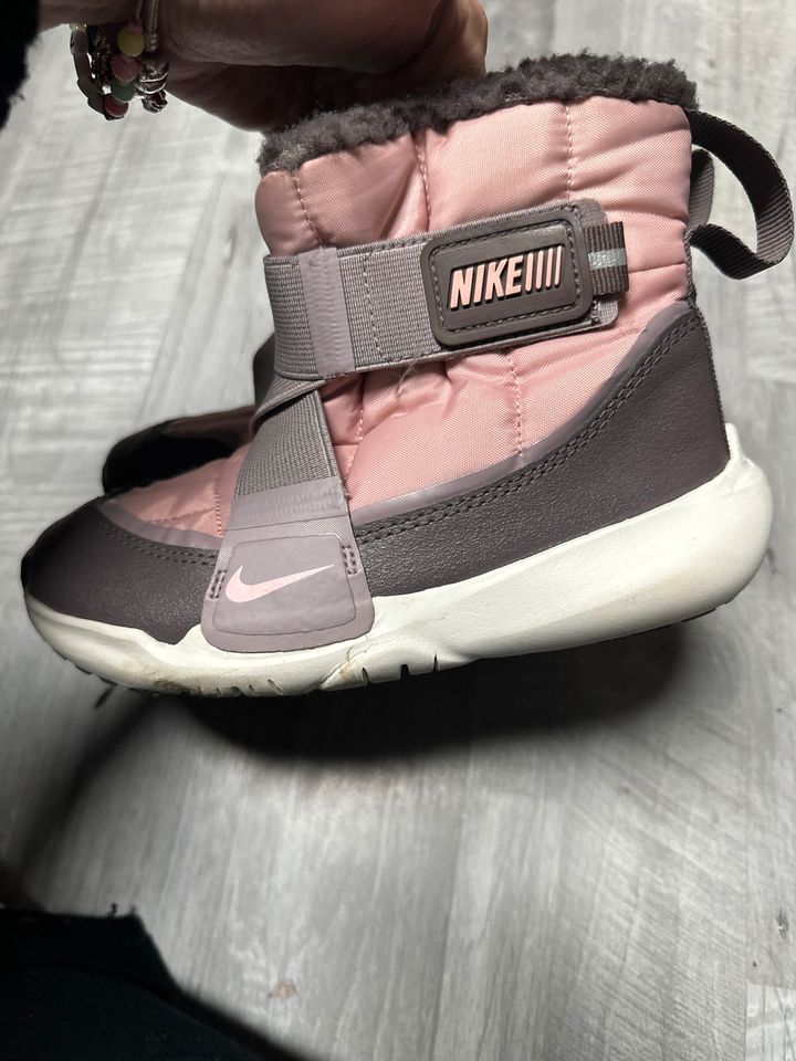 Nike Stiefelchen Mädchen Schuh Gr. 29,5 neuwertig in Schmelz