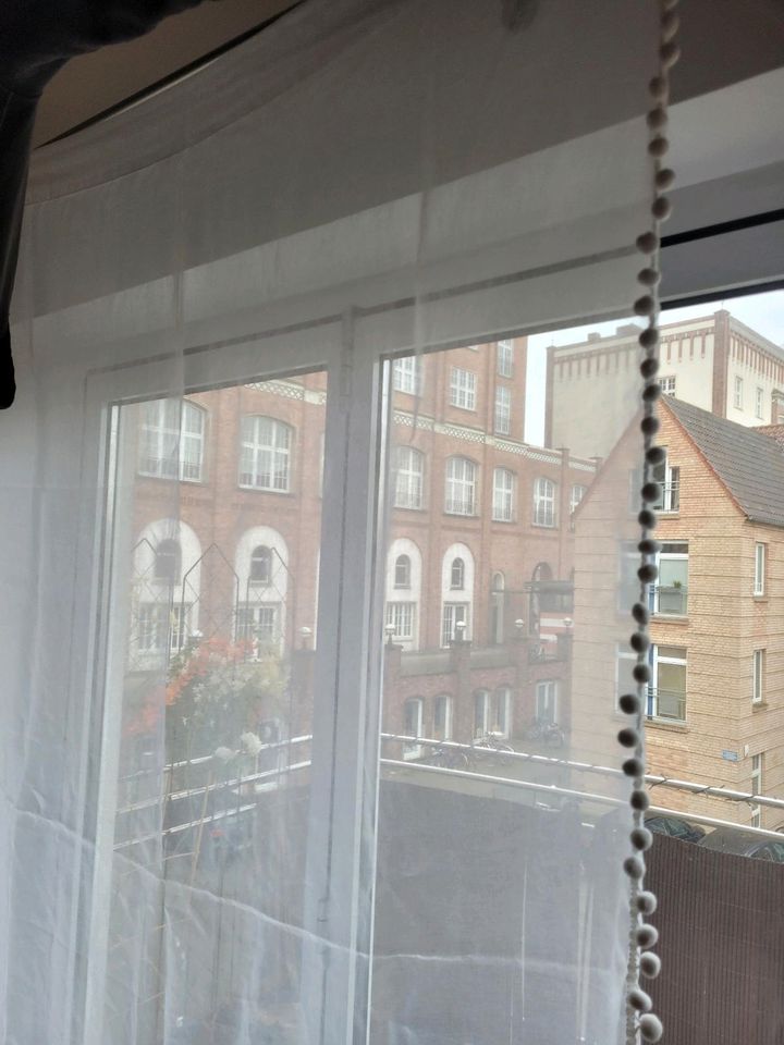 Vorhänge - halbtransparent - weiß mit Zierkugeln in Rostock