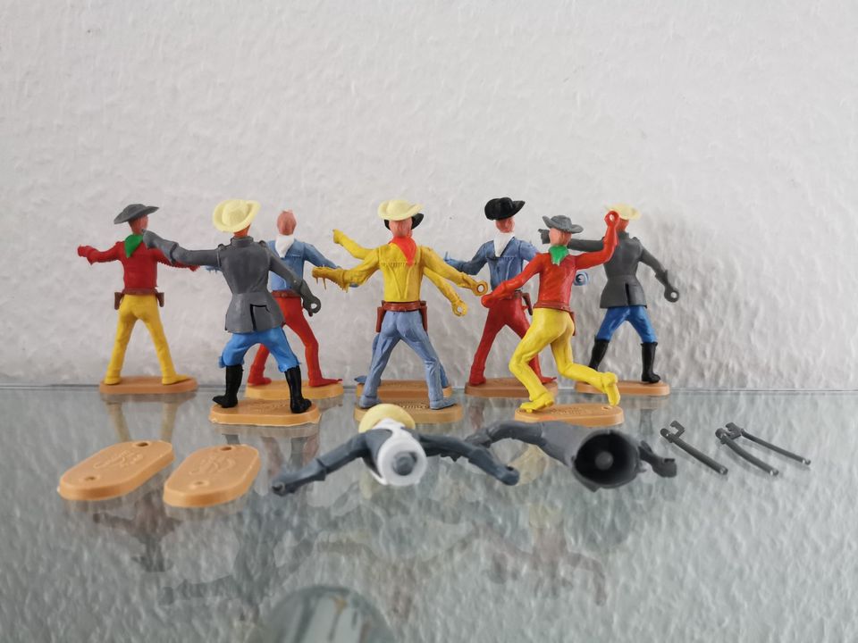 Cherilea Toys : 6 Cowboys + 2 Südstaaten Soldaten + Kleinteile in Eschborn