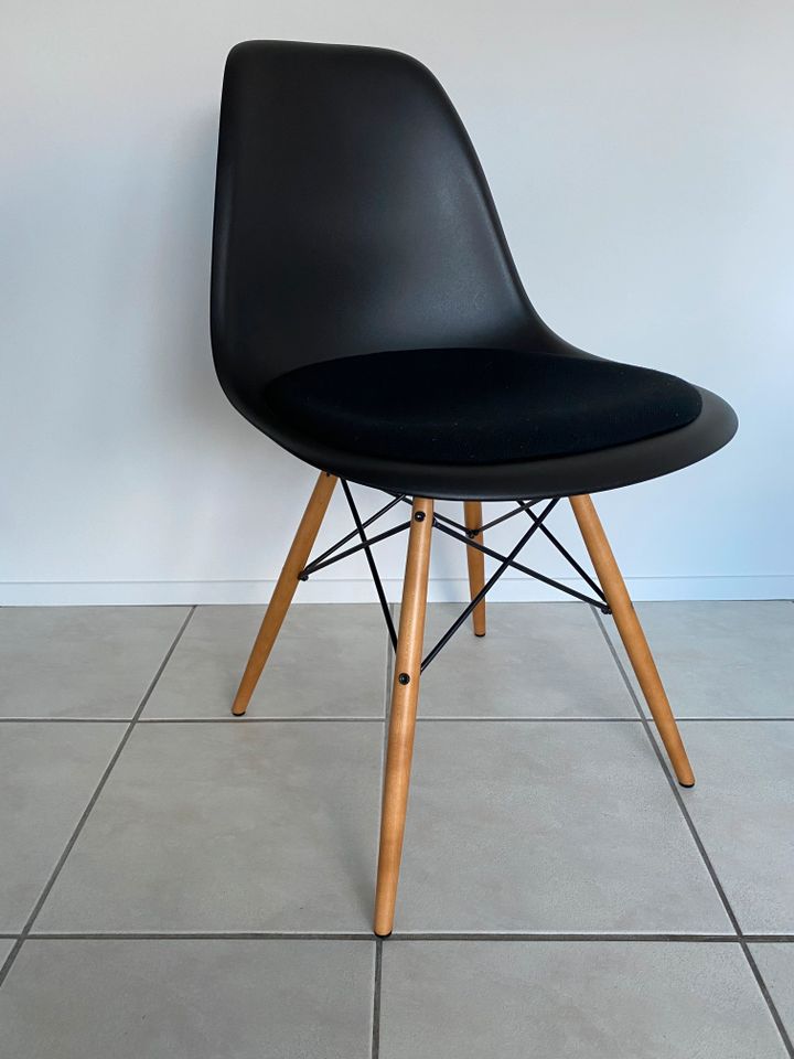 Vitra - Eames Plastic Side Chair DSW von Charles & Ray Eames 1950 in Kreuzau