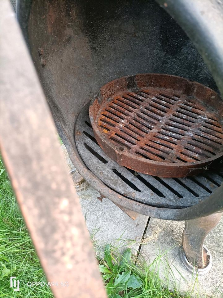 Gusseiserner Grill Garten Feuer  Fleisch am Spieß mit TurmDecke in Spremberg