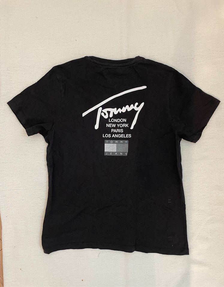 Tommy Jeans / Hilfiger Tshirt M mit Backprint in Düsseldorf