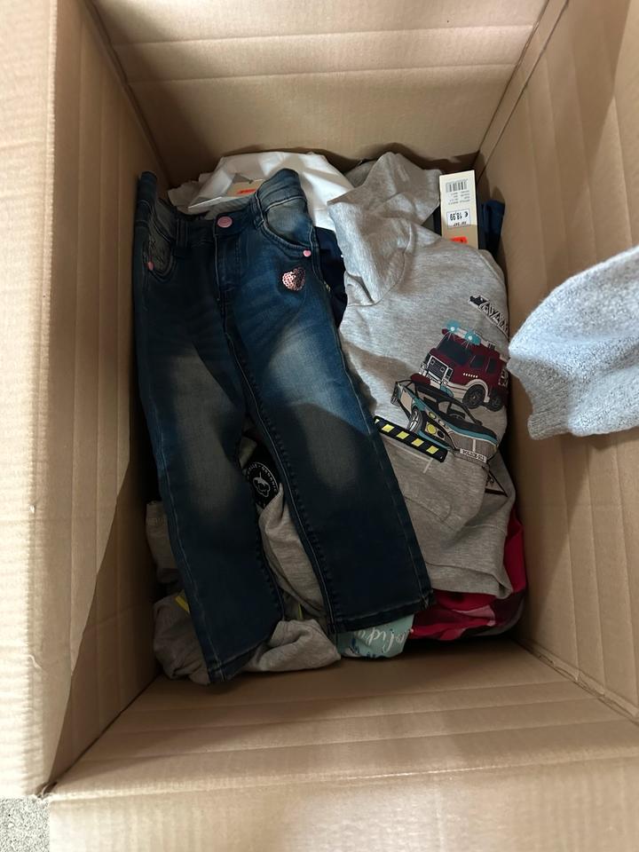 Kinderkleidung Restposten 500 Stück Hose T-Shirt Pullover in Seelow