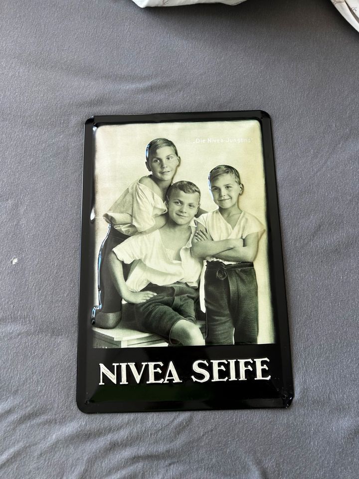 NIVEA Schilder aus Metall in Hamburg