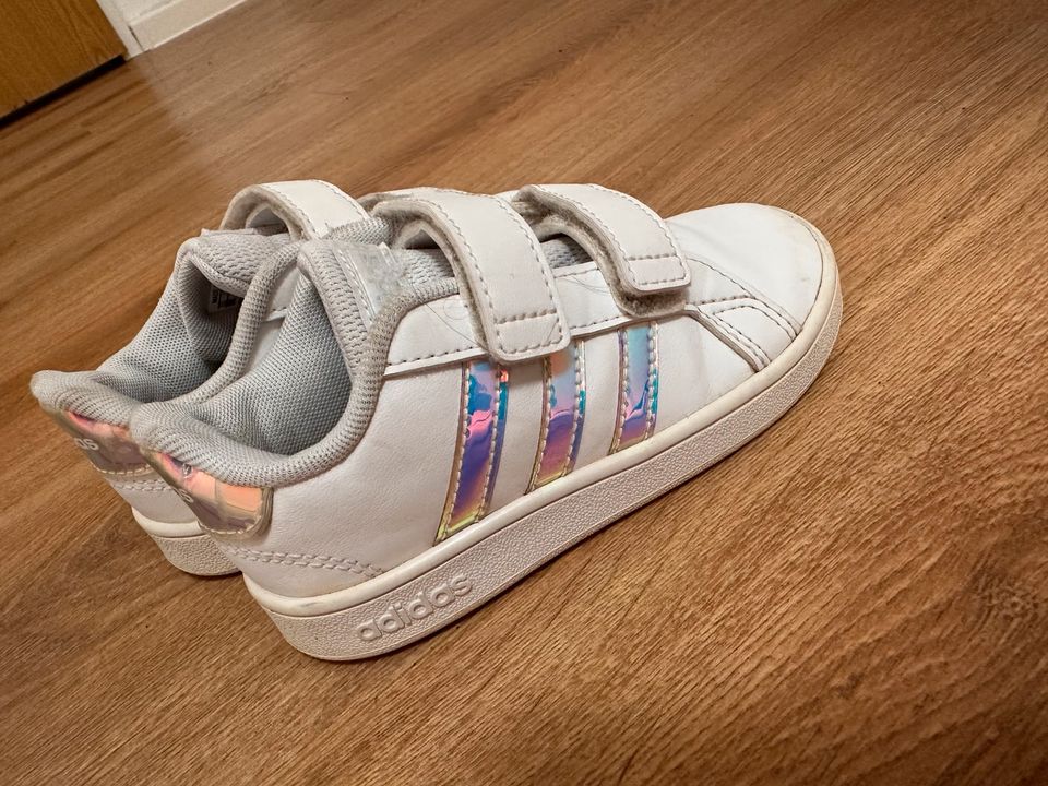 2 weiße Kinderschuhe Adidas Nike glänzend Größe 25 in Berlin