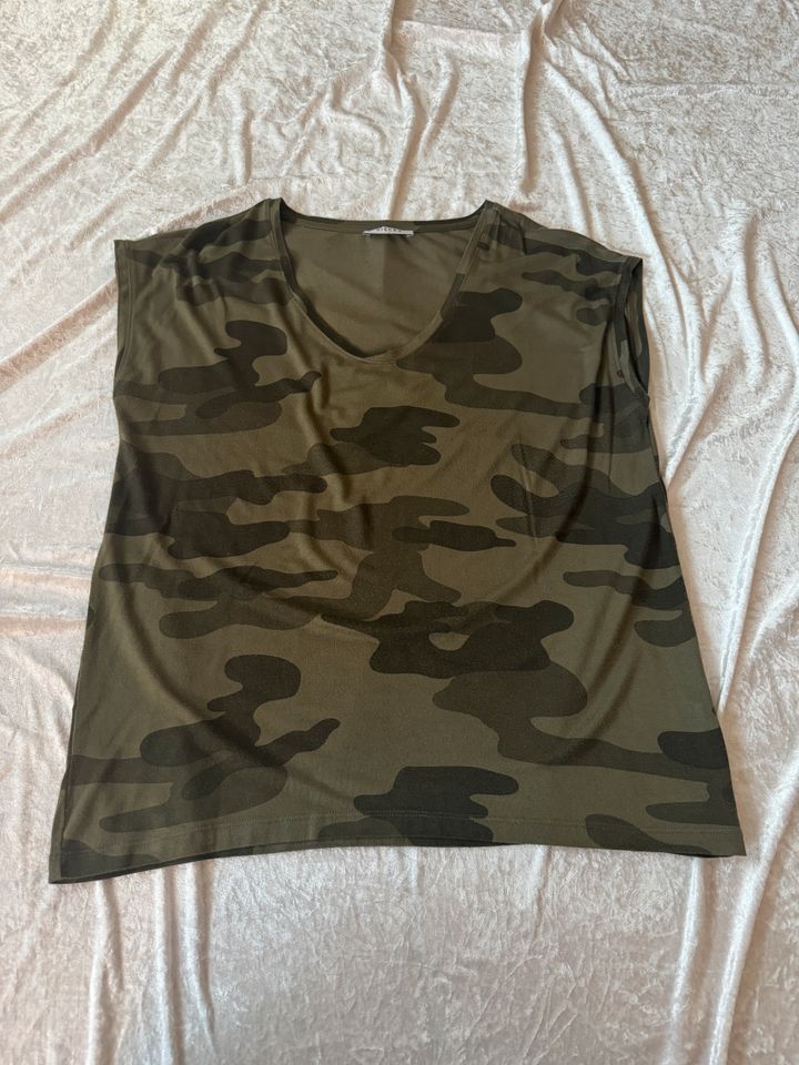 TShirt Damen camouflage oliv-grün Gr. L V-Ausschnitt ***TOP*** in Mustin bei Ratzeburg