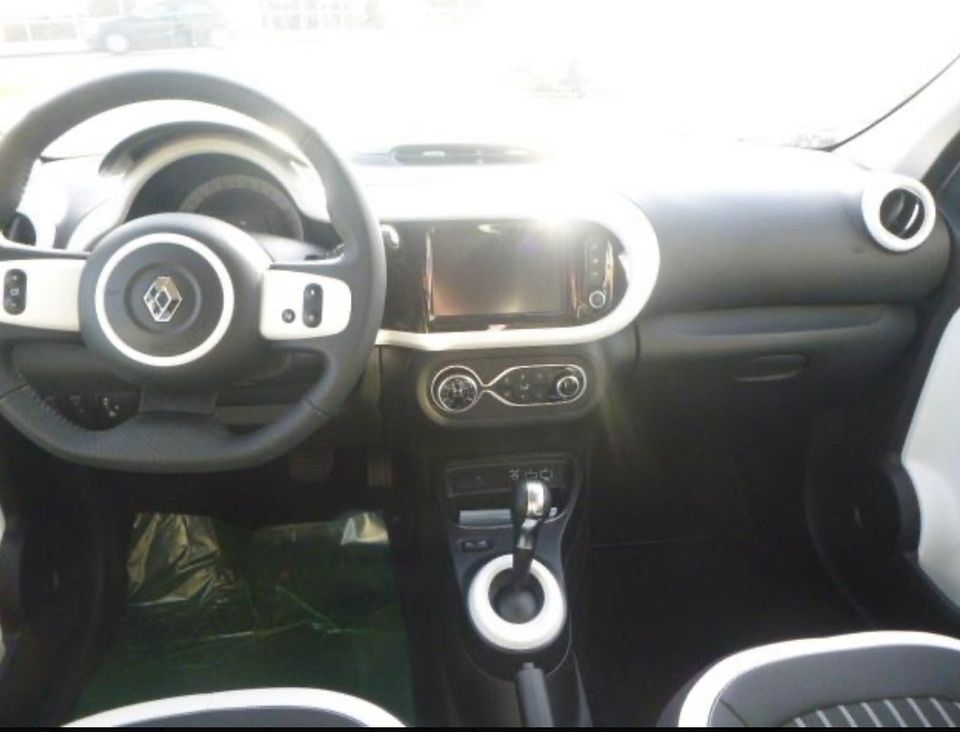 Renault Twingo E-TECH nur 1.600km-Full Service/Garantie bis 12/27 in Berlin