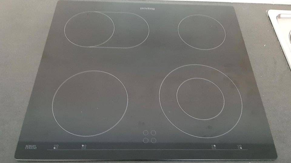 Küche Hochglanz weiß mit E-Geräte in Emsdetten