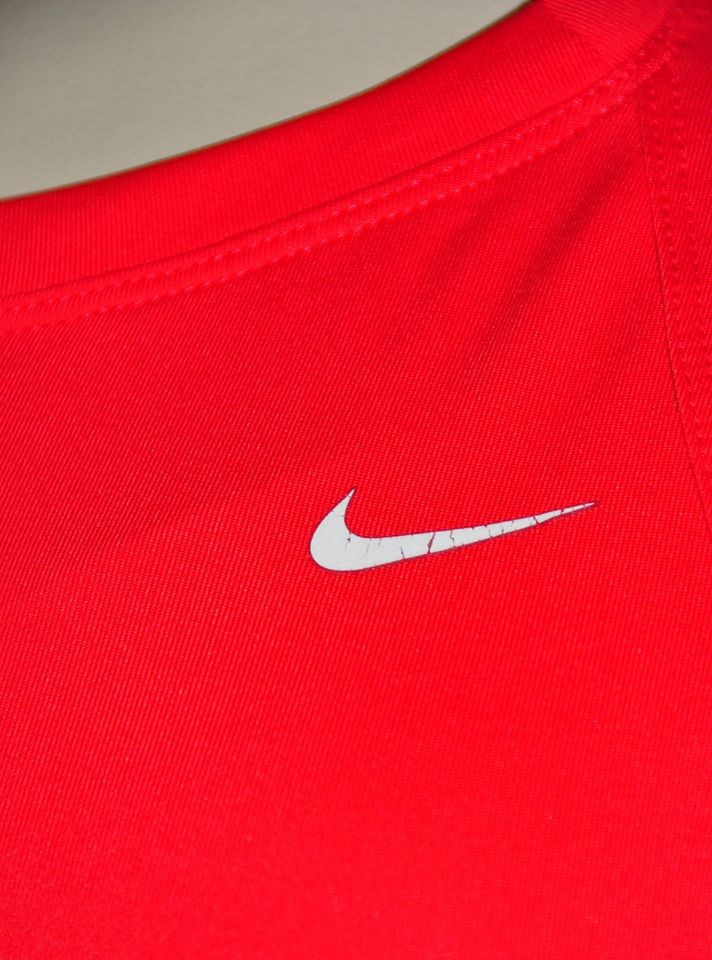 Gr. XL Nike Shirt rot Tennis & Training in Seelze