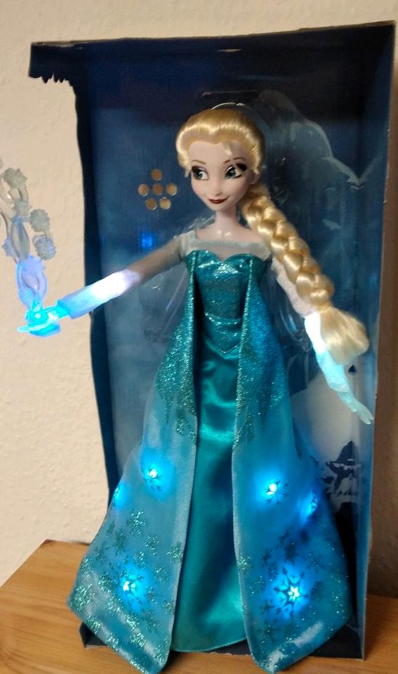 Disney Store Eiskönigin Elsa deluxe Puppe singend u leuchtend in Berlin