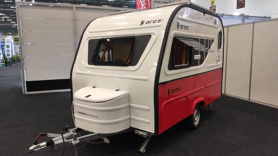 Ares310 / Wohnwagen mini für 4 Personen / GFK / 100 KMH/ NEU / MARKISE/ 100 KMH / FLIEGENGITTER / KÜHLSCHRANK / HERD / SOFORT VERFÜGBAR / 750 KG/ GFK  / OHNE ANHÄNGERFÜHRERSCHEIN/4 Pers / Neu in Pinneberg