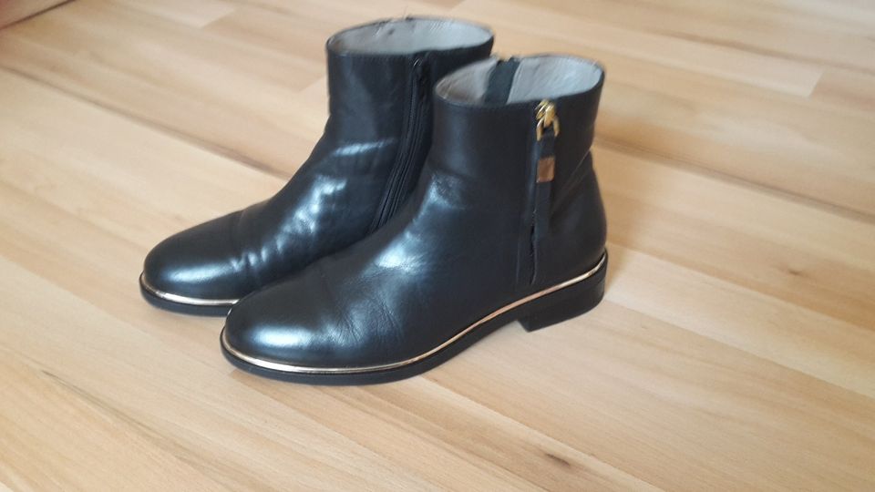 Leder - Stiefelette, schwarz mit Goldrand in Braunschweig