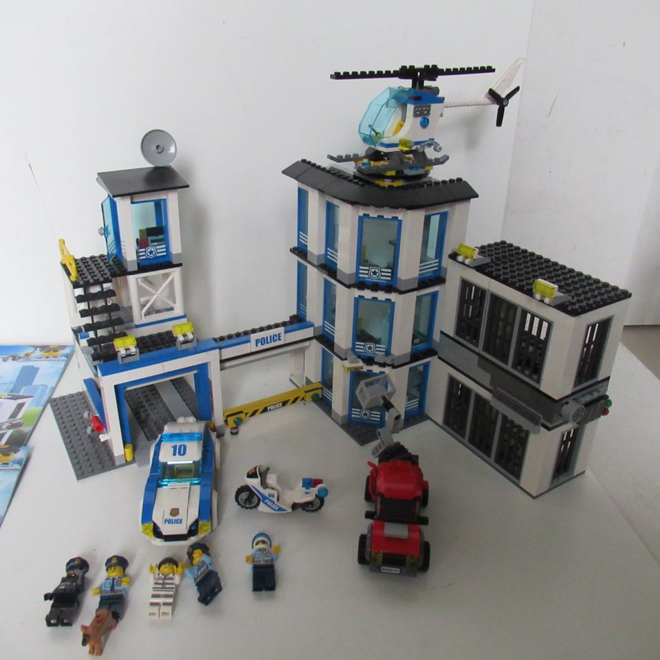 Lego Polizei Station 60141 mit allen Figuren und Bauanleitungen in Meißenheim