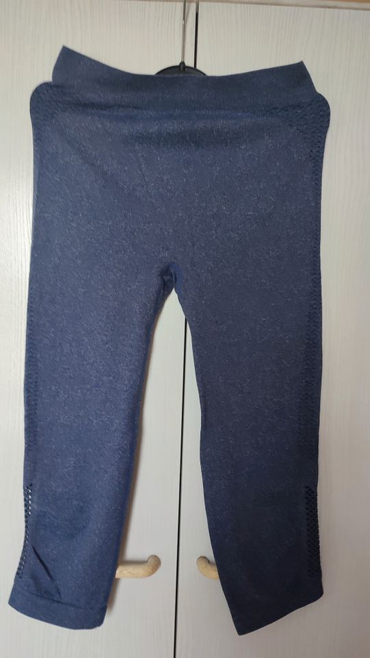 Tchibo active Sporthose Gymnastikhose 7/8 lang Gr. S  Lila/Blau in Preußisch Oldendorf