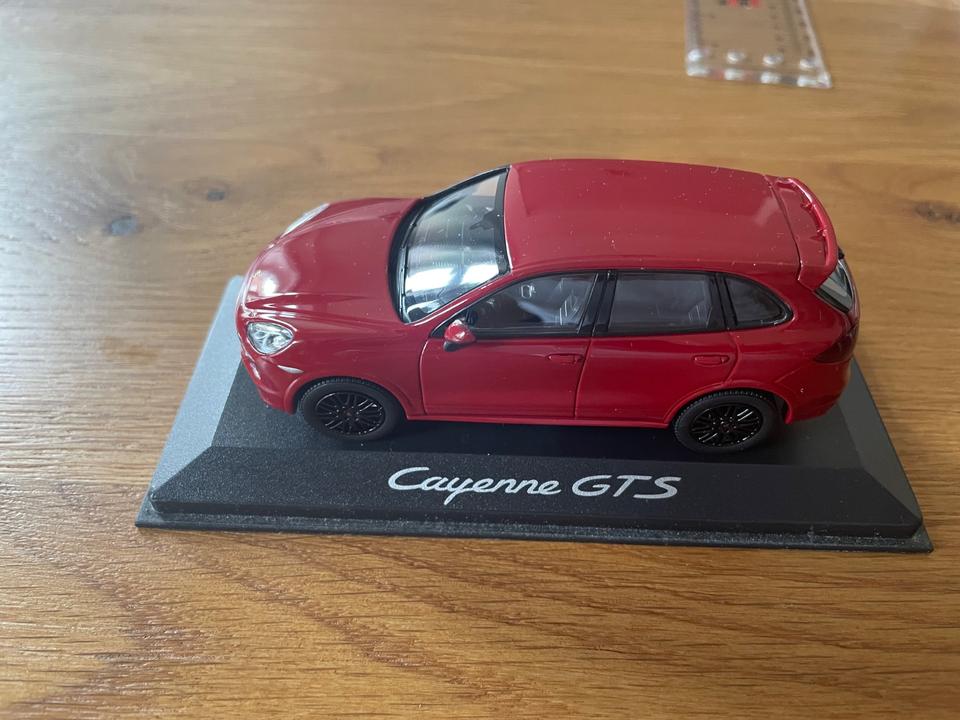 Maxichamps Porsche Cayenne, dunkelrot 2014, 1:43, Consulting in München