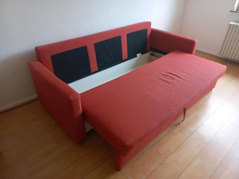 Rotes Sofa mit Schlaffunktion und Bettkasten in Aachen