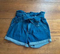 Jeansshorts mit Gürtel (Größe 36) Berlin - Köpenick Vorschau