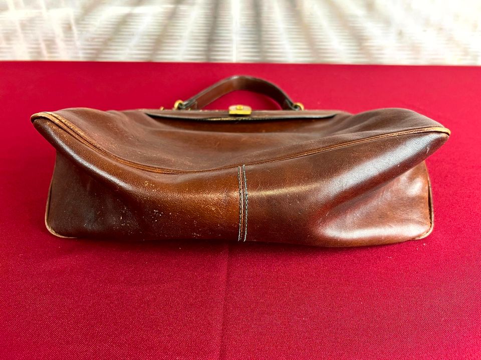 VINTAGE HANDTASCHE ETIENNE AIGNER LEDER UND METALL - Versand kostenlos - Wir sind für Sie da lokal in 86830 Schwabmünchen oder online ARTHOME24 in Schwabmünchen