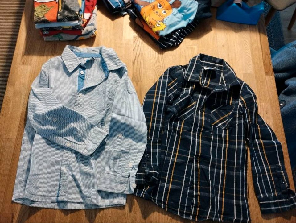 Kleiderpaket Jungen 122/128 Sommer T Shirt Pullover Hemd 35 Teile in Wiek