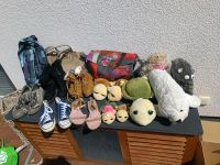 Flohmarktartikel, Handtaschen , Kuscheltiere , fast neue Schuhe. Niedersachsen - Gnarrenburg Vorschau