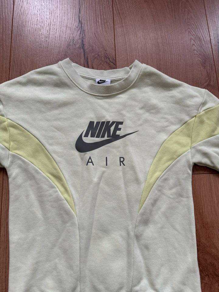 Nike Air Sport Pullover Neon gelb grün Größe 122/128 in Brilon