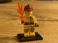 Lego Minifigur Feuerwehrmann mit Flamme auf Sockel Bayern - Chamerau Vorschau