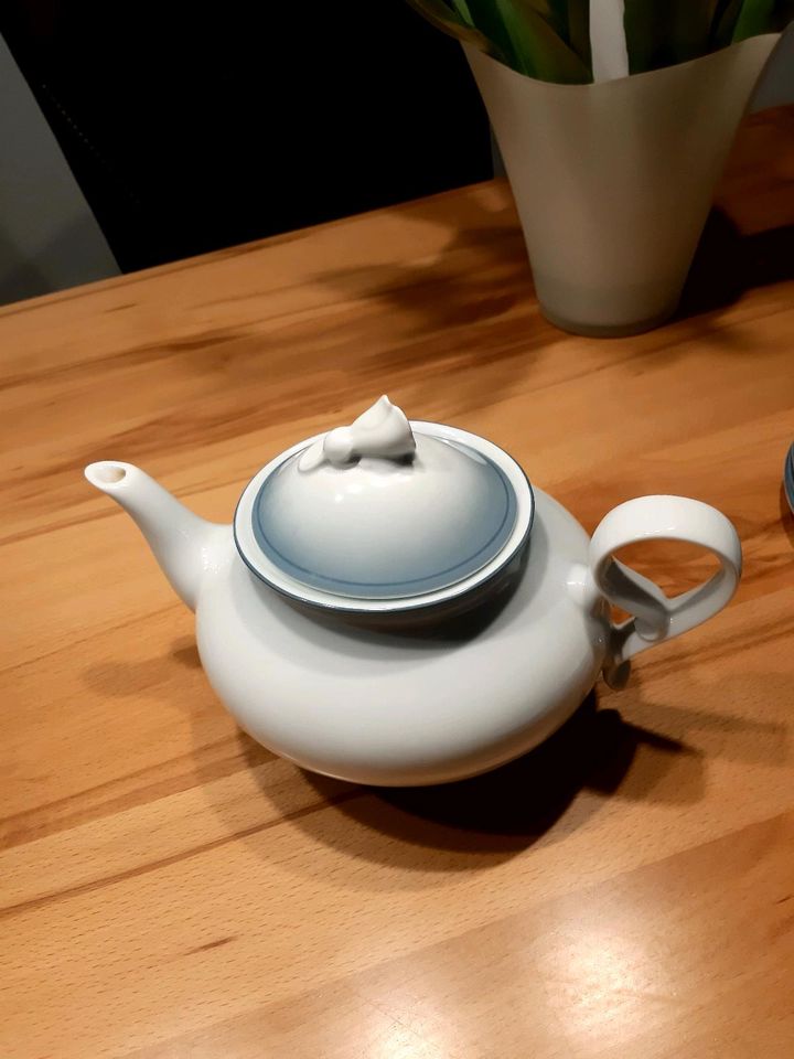 Hübsches Tee-Service für 6 Personen weiß-hellblau in Bergkamen