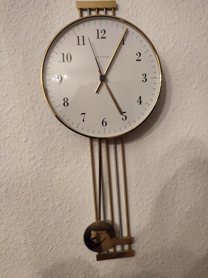 Hermle Wanduhr mit Pendel goldfarben in Dresden