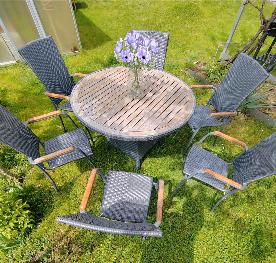 Garten Möbel, Tisch und 6 Stühle in Stadtbergen