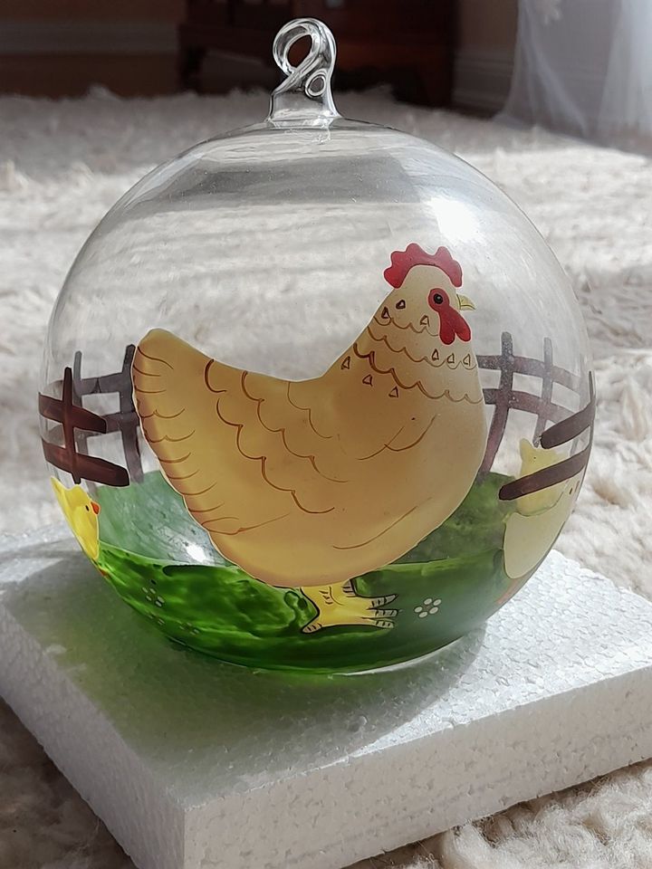 neue große Glaskugel Ostern 15 cm handbemalt mit Huhn Oster Deko in Escheburg