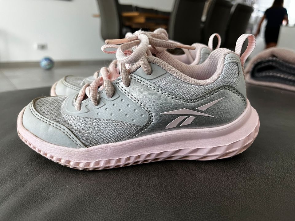 Reebok Mädchen Schuhe Sneaker Gr. 27,5 in Velbert