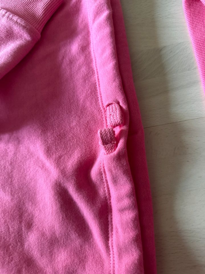 Jogginganzug Freizeitanzug rosa pink Oberteil Hose Neu Gr. 152 in Perleberg