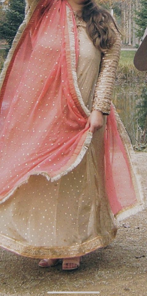 Pakistanisches indisches Bollywood Kleid in Gold + peach Tuch in Bad Homburg