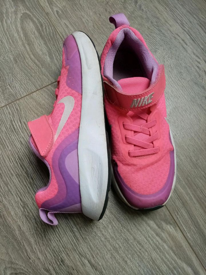 Sehr schöne Nike sneakers Turnschuhe Gr. 31 in Homburg