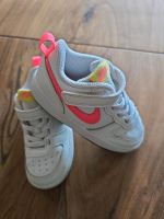 Nike Turnschuhe Mädchen Gr 25 weiss Neon pink Sachsen-Anhalt - Freyburg (Unstrut) Vorschau