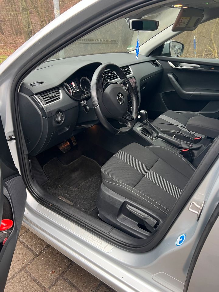 Skoda Octavia Combi 2.0 TDI DSG NAVI TÜV Soleil in Strausberg