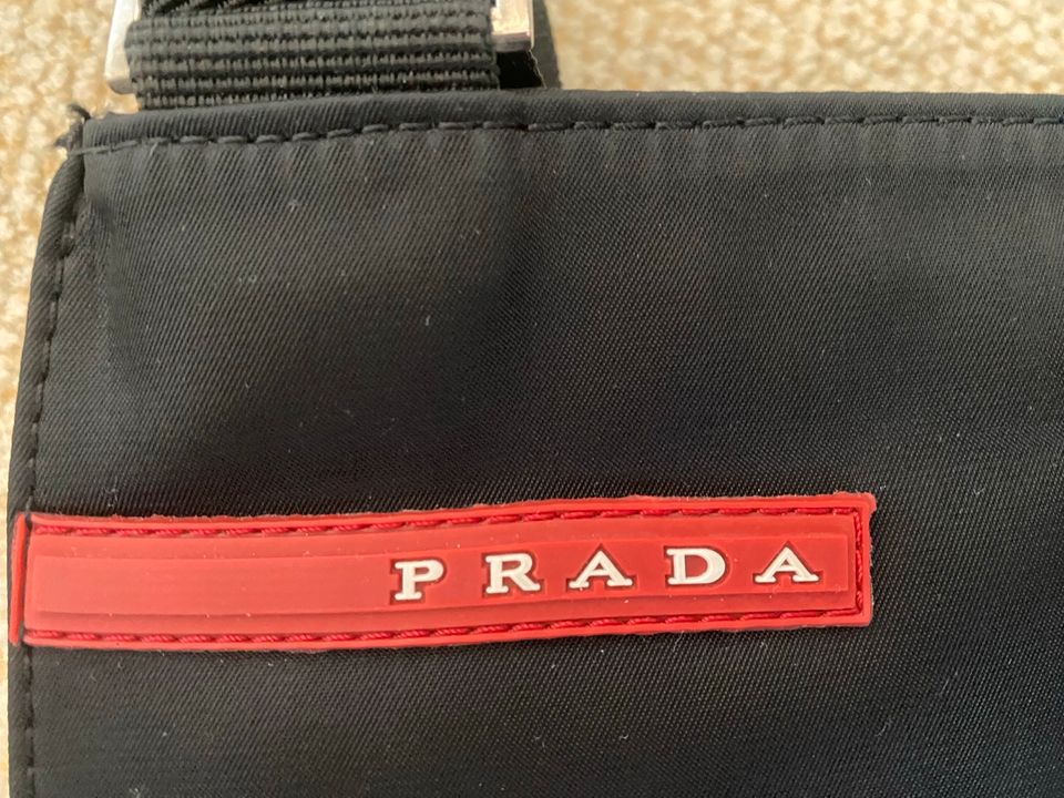 Prada vintage Tasche Pashanim Style Schwarz Rot in München